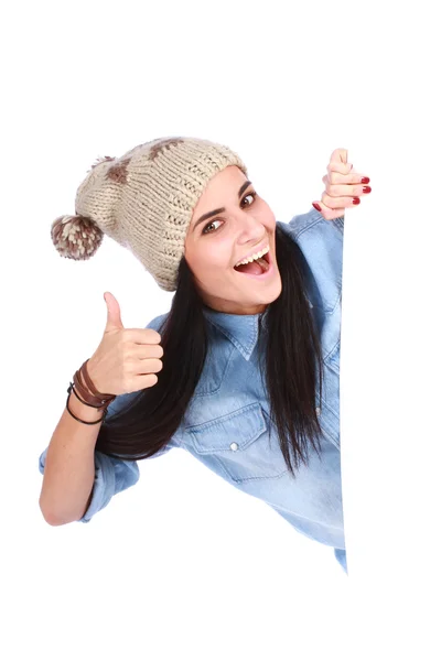 Jovem feliz surpreso mulher de pé segurar uma placa em branco — Fotografia de Stock