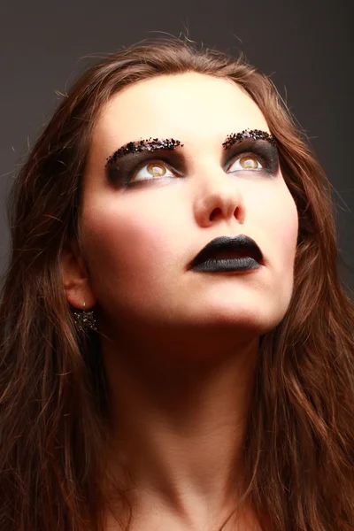 De cerca retrato de moda de mujer con maquillaje negro mirando hacia arriba —  Fotos de Stock