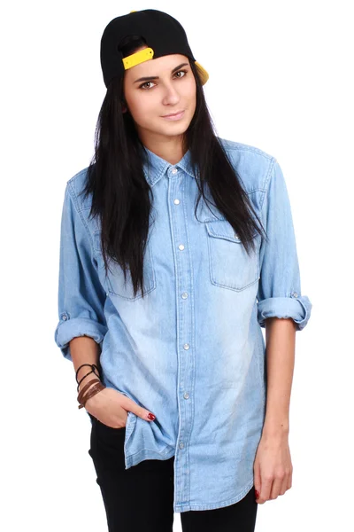 Retrato de mujer joven con camisa vaquera y gorra posando —  Fotos de Stock