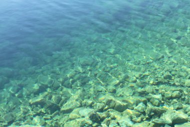 Deniz suyu turkuaz taş zemin üzerine güneş ışığı ile