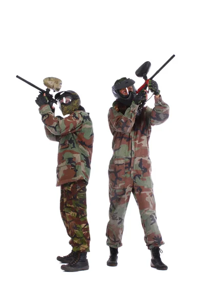 Beyaz arka planda izole iki paintball oyuncu stüdyo çekim