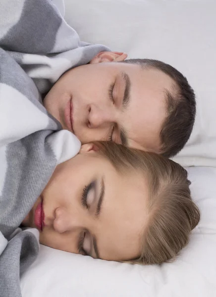 Fechar de um casal casual dormindo na cama — Fotografia de Stock