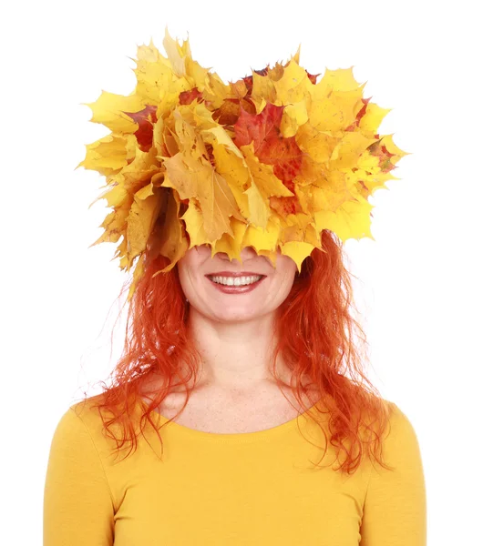 黄色的树叶，在她头上的女人 — 图库照片