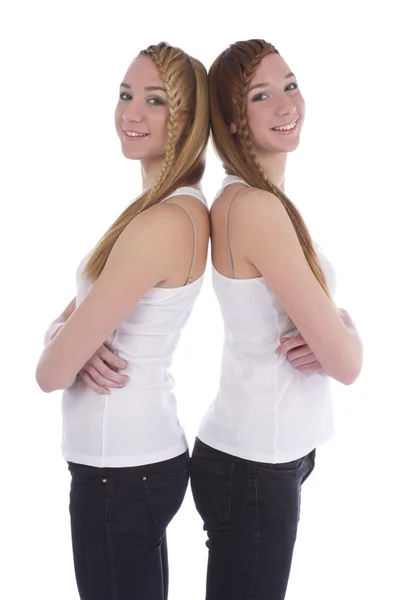 Duas meninas gêmeas em roupas casuais — Fotografia de Stock