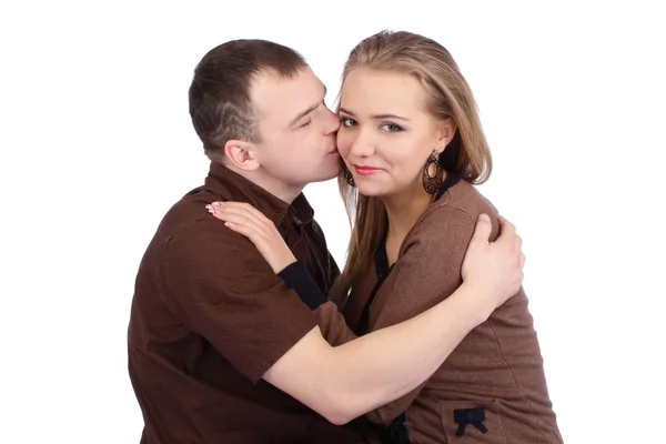 Jovem beijando sua namorada sorridente — Fotografia de Stock