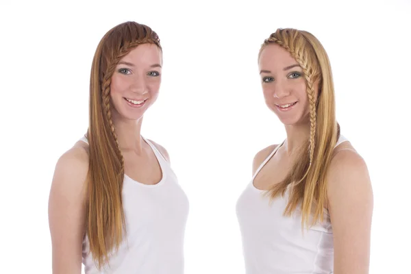 Retrato de dos niñas gemelas sonriendo en blanco —  Fotos de Stock