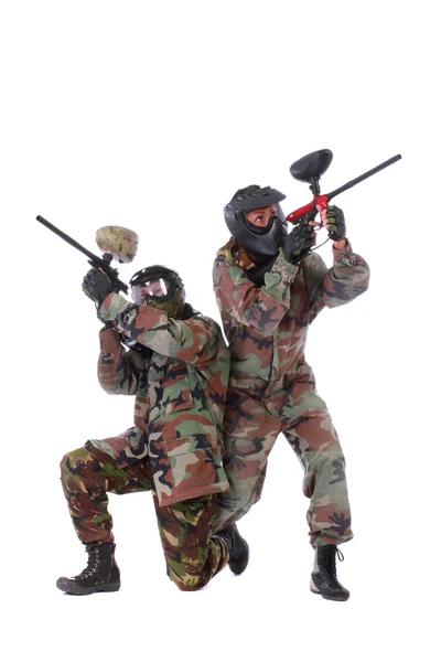 Studioaufnahme von zwei Paintballspielern isoliert vor weißem Hintergrund — Stockfoto