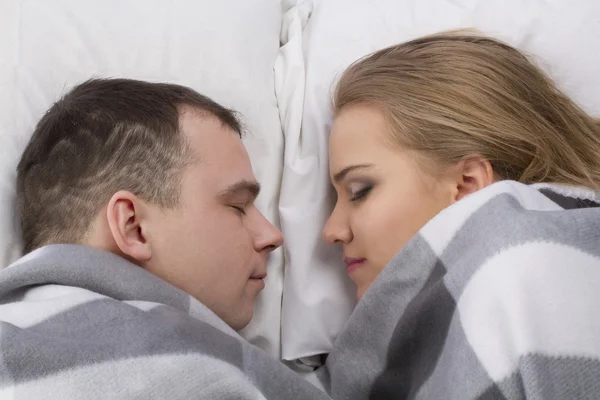 ベッドの上で寝るカジュアルなカップルの閉鎖 — ストック写真