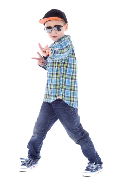 Ganzkörperporträt eines lächelnden kleinen Jungen in Jeans, Tasse und Sonnenbrille auf weißem Hintergrund — Stockfoto