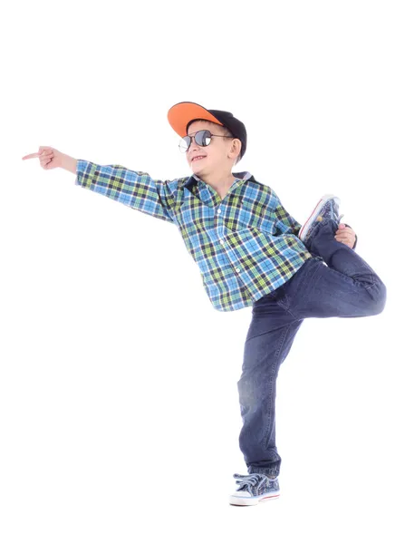 Ganzkörperporträt eines lächelnden kleinen Jungen in Jeans, Tasse und Sonnenbrille auf weißem Hintergrund — Stockfoto