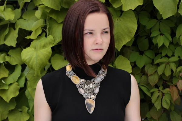 Portret van mooie jonge vrouw op de natuur — Stockfoto