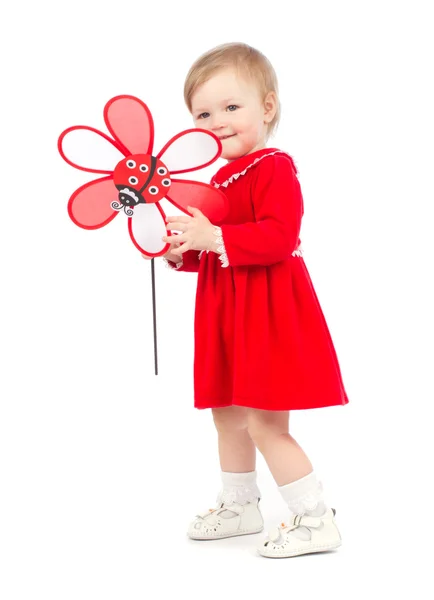 Яркий портрет играющей обожаемой девочки с красной игрушкой поверх белой — стоковое фото