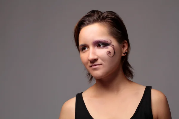 Retrato de la sesión de belleza de la joven mujer de moda con maquillaje creativo brillante — Foto de Stock