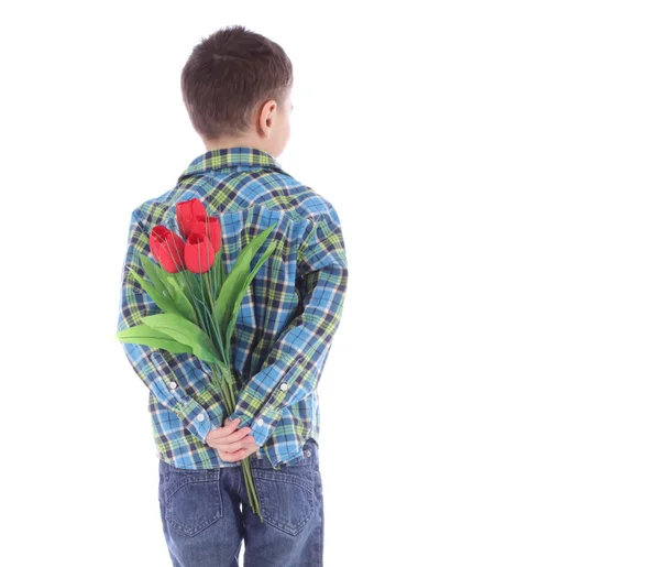 Chlapec skrývá květy červené tulipány za samotné izolované na bílém pozadí — Stock fotografie