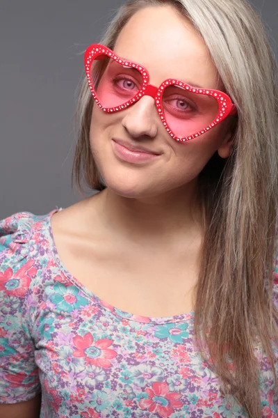 金发快乐的十几岁的女孩带着太阳眼镜的心 — 图库照片