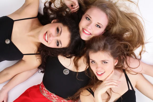 Grupo de três adolescentes meninas bonitas isoladas no fundo branco — Fotografia de Stock