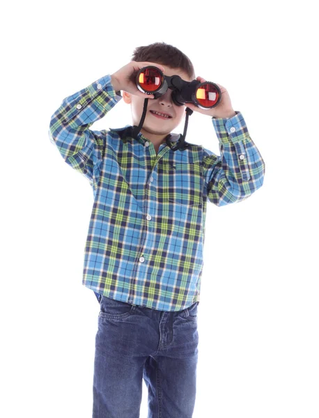 Niño curioso mirando a través de prismáticos aislados sobre fondo blanco . —  Fotos de Stock