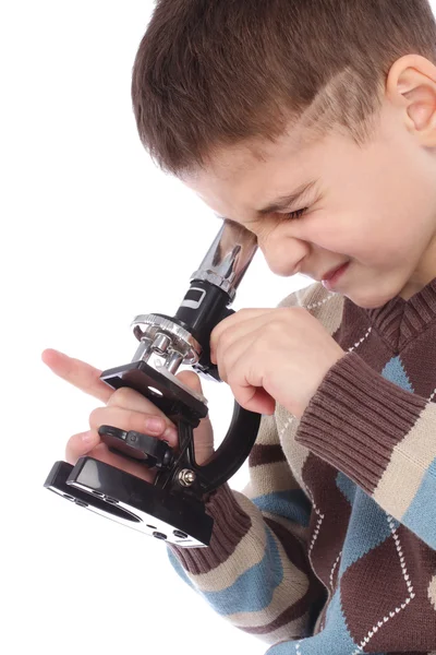 Jovem com um microscópio sobre fundo branco — Fotografia de Stock