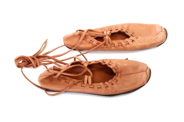 Un par de zapatos de cuero vintage en blanco —  Fotos de Stock