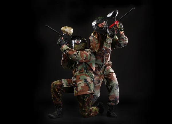 Stüdyo çekim siyah arka plan üzerinde iki paintball oyuncu