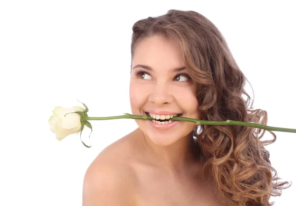 Νεαρή γυναίκα καυκάσιος με ένα λευκό τριαντάφυλλο στο στόμα της που απομονώνονται σε λευκό — Φωτογραφία Αρχείου