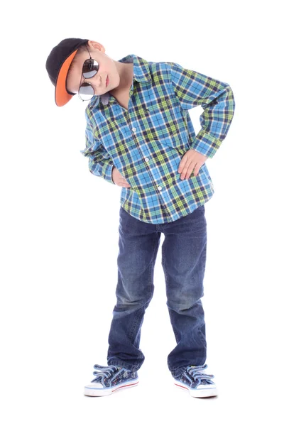 Retrato completo de niño sonriente en jeans, taza y gafas de sol sobre fondo blanco —  Fotos de Stock