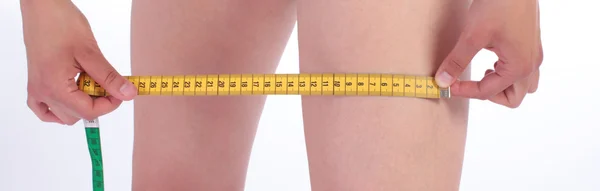 Closeup photo of a Caucasian woman's leg and measuring tape — Stock Photo, Image