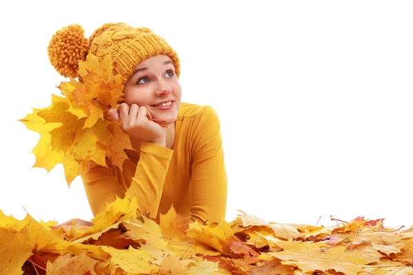 Menina que põe em folhas de outono coloridas — Fotografia de Stock