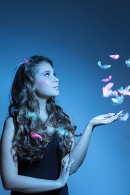 düşen eşarplı güzel kadın