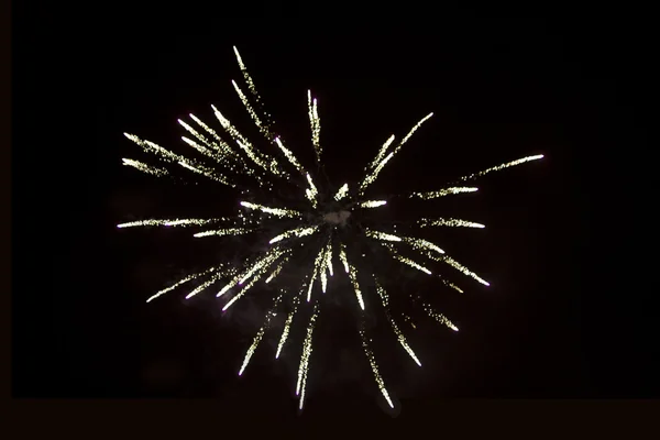 Focuri de artificii pe fundal cer negru — Fotografie, imagine de stoc