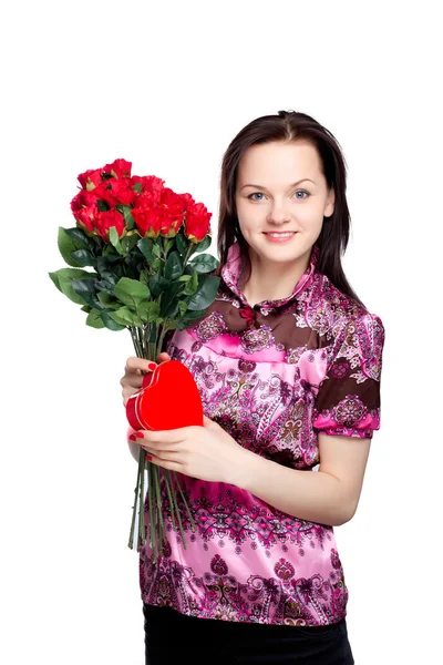 Femme avec un bouquet de roses rouges et cadeau en forme de coeur — Photo