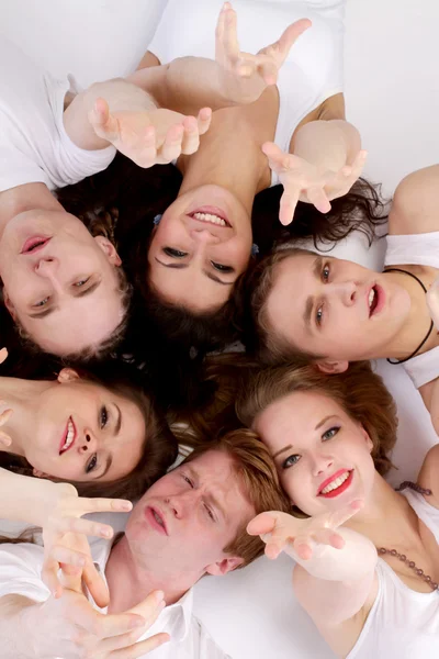 Група красивих молодих людей ізольовані на білому тлі — стокове фото