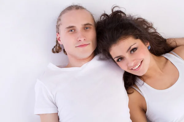 Feliz jovem casal apaixonado — Fotografia de Stock