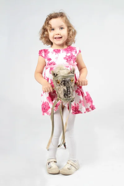 Petite fille mignonne chevauchant un cheval bâton — Photo