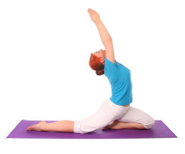 Yong kadın egzersiz yoga pose mat