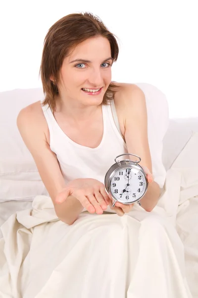 Mujer despertando en la cama. — Foto de Stock