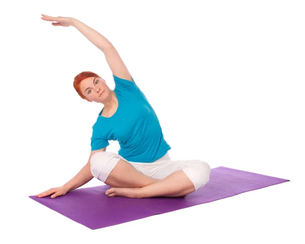 Yong donna esercizio yoga posa sul tappeto — Foto Stock