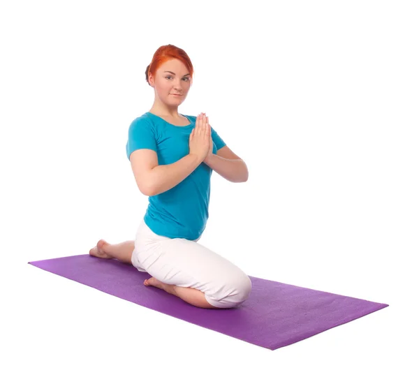 Mujer Yong ejercicio yoga pose en la estera —  Fotos de Stock