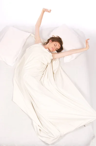 Jovem bela mulher deitada na cama. — Fotografia de Stock