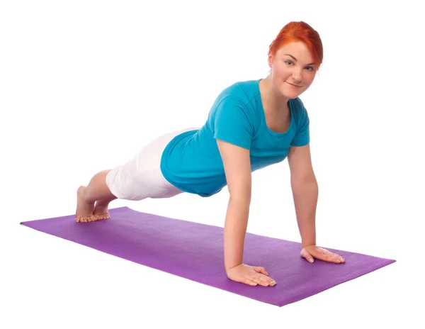 Yong kvinnan utöva yoga pose på matta — Stockfoto