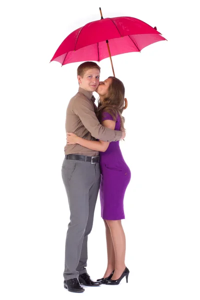 Счастливая привлекательная пара мужчина и женщина с зонтиком — стоковое фото