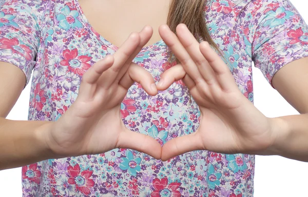 Vrouw maken van hart teken — Stockfoto