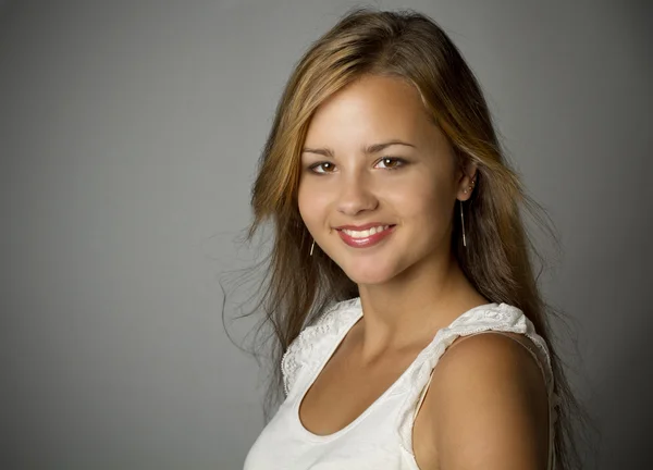 Retrato de una joven morena — Foto de Stock