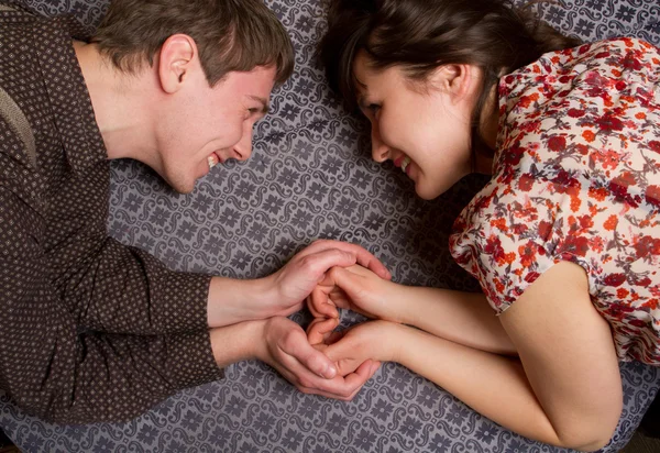 Beautiful couple make a heart from hands — Stock Photo, Image