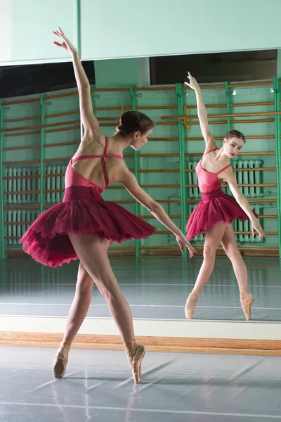 Bailarina está haciendo ejercicios en clase de ballet — Foto de Stock