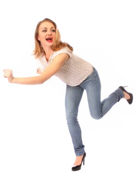 Stüdyoda poz veren güzel bir kadın.