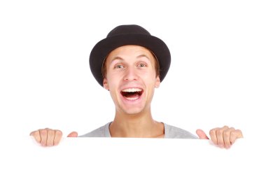 bir reklam panosunun arkasına saklanarak genç genci