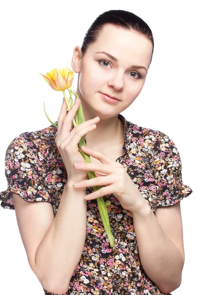 Mladá krásná žena s žlutý Tulipán — Stock fotografie