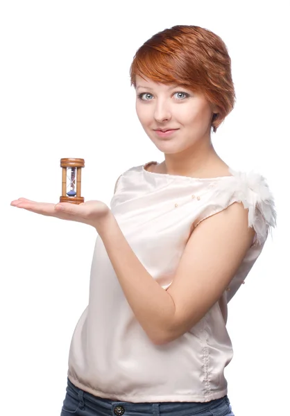 Çekici kız ona el kum saati holding — Stok fotoğraf