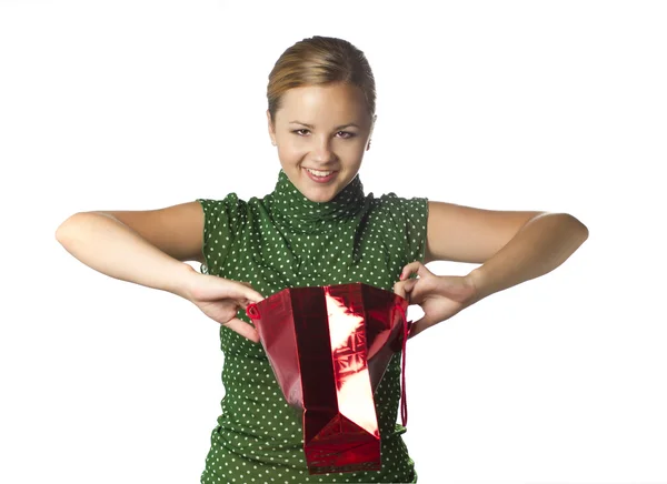 Sorpresa astuta joven chica está abriendo bolsa de regalo — Foto de Stock